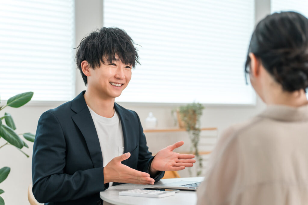 訪問で保険の話をする相談のイメージ