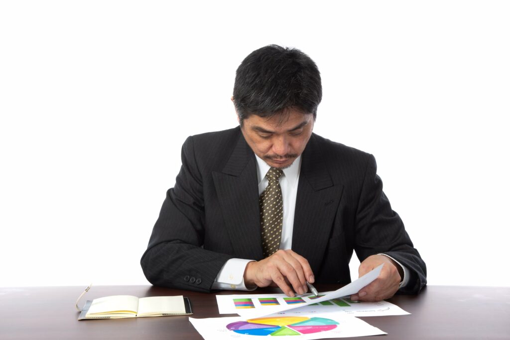 書類を確認するビジネスパーソン