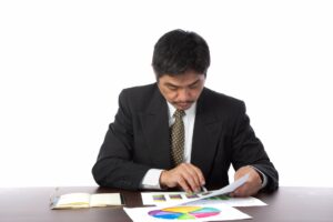 書類を確認するビジネスパーソン