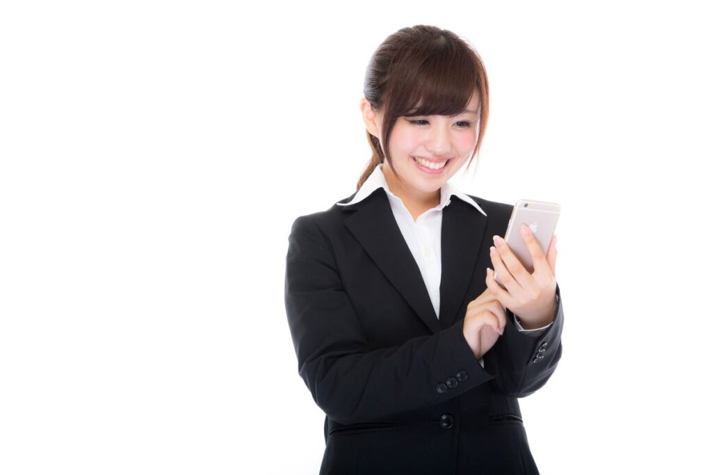 スマホでNISAつみたて投資枠のETFを選ぶ女性