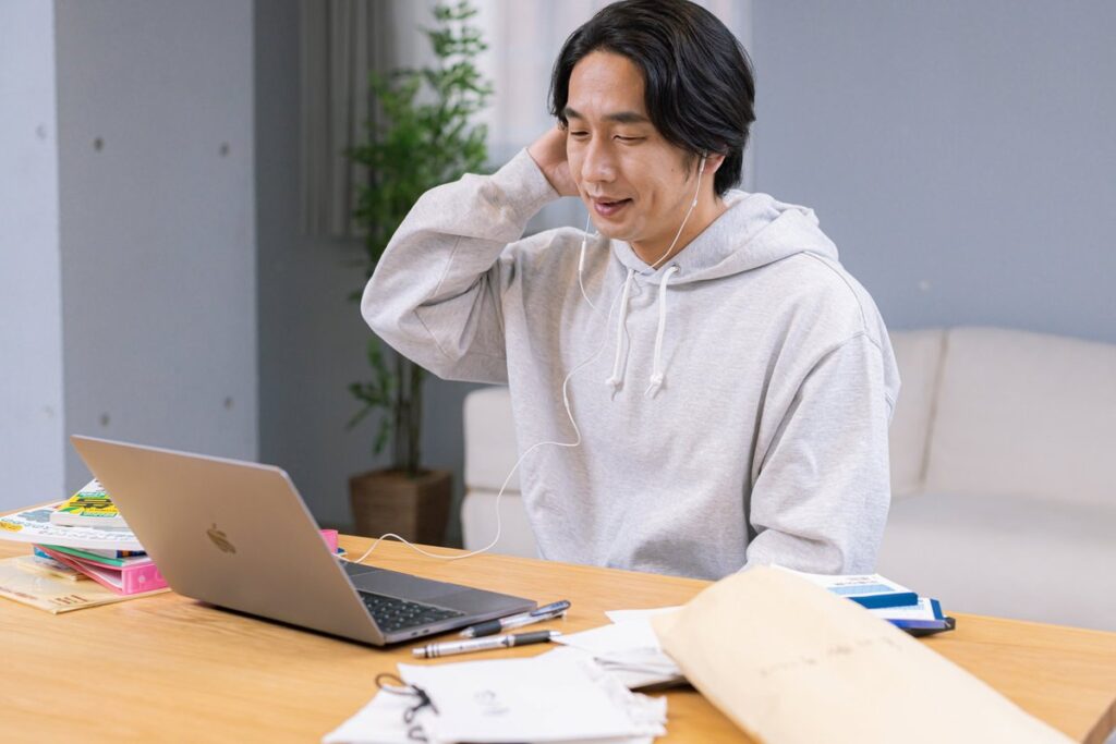 死亡保険金の相続税非課税枠について専門家に相談する様子