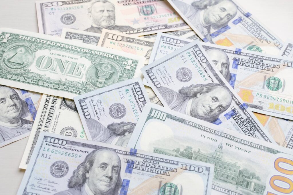 積み重なった米ドル紙幣