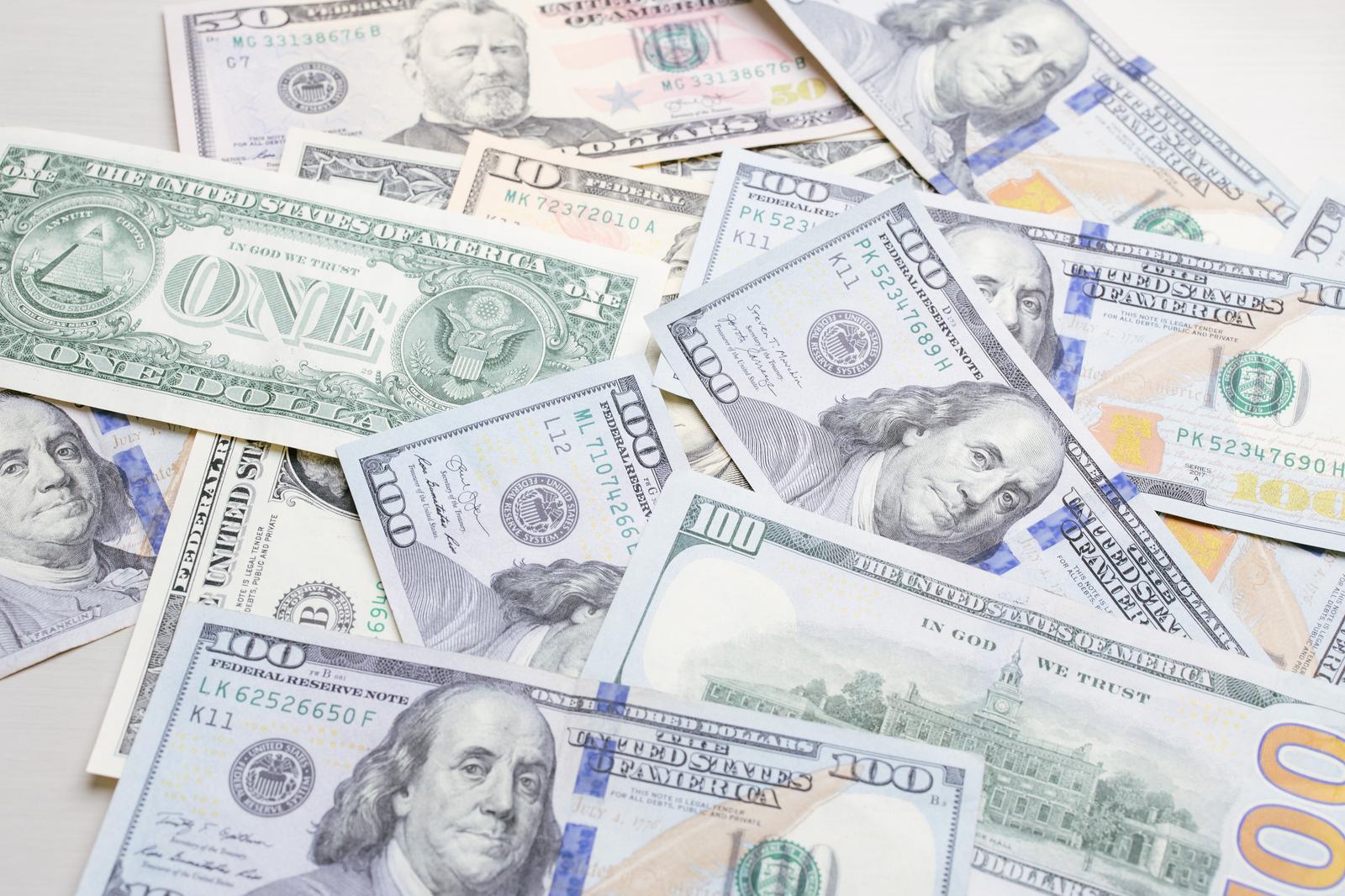 積み重なった米ドル紙幣