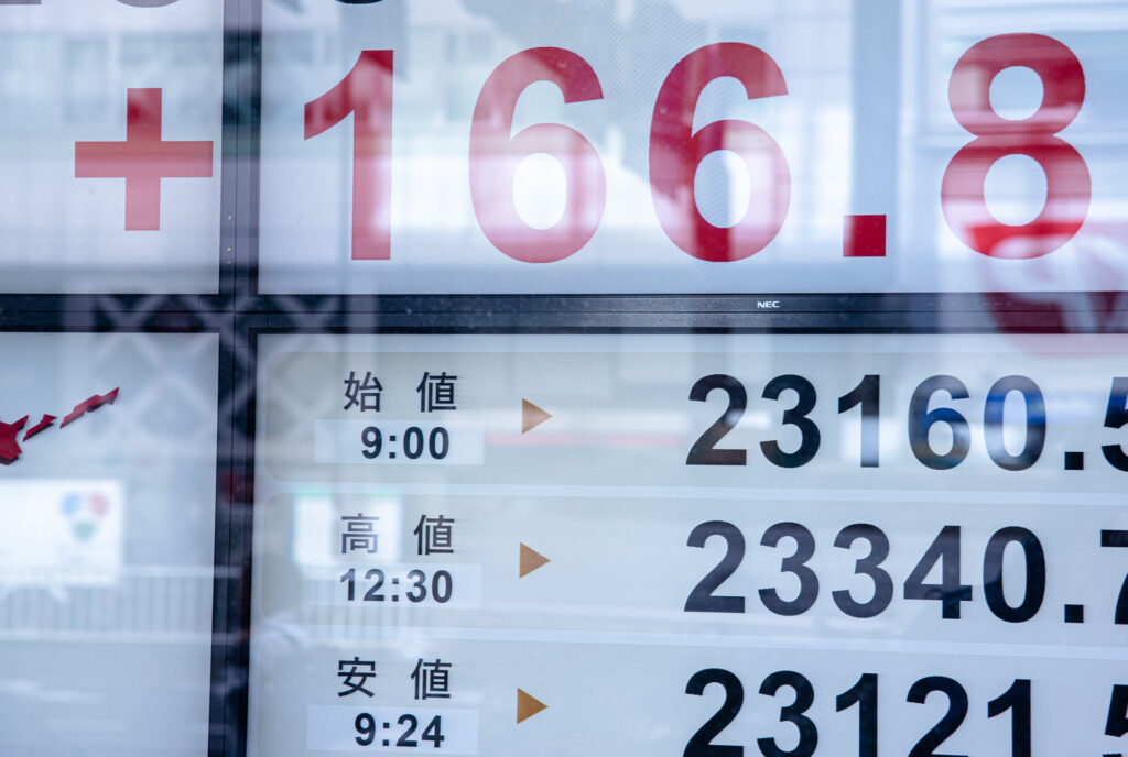 株価ボードの数字が並ぶ写真（ぱくたそ）