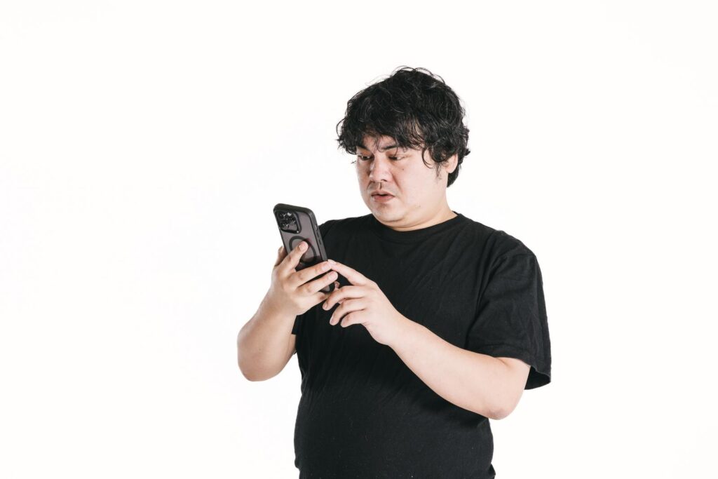 スマートフォンの画面をじっと見つめる男性